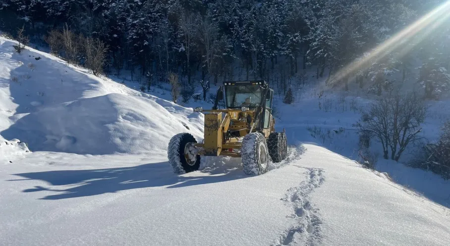 Giresun'da Kar Esareti Alarmı: 521 Köy Yolu Ulaşıma Kapandı, Hayat Durma Noktasına Geldi!