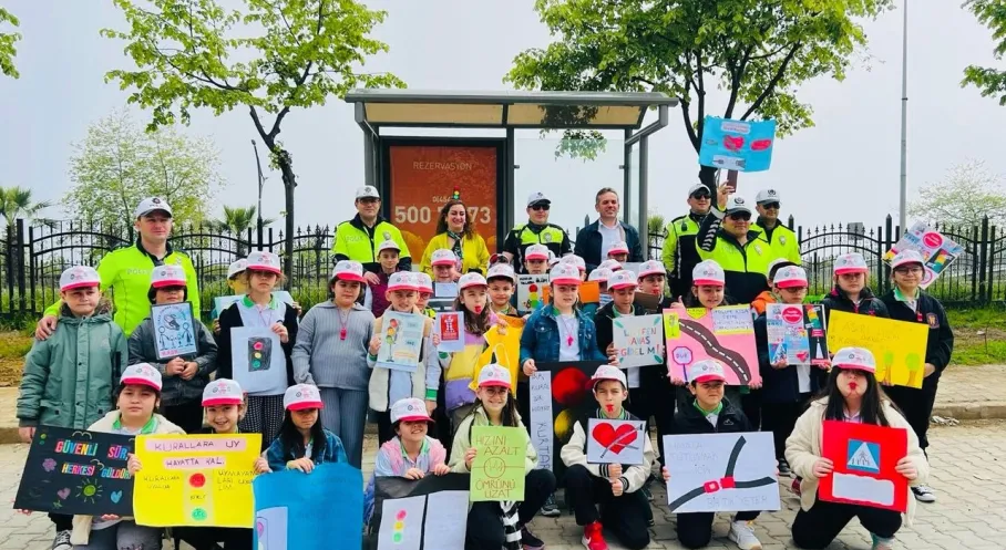 Giresun'da Miniklerden Anlamlı Trafik Haftası Etkinliği: Sürücülere Çikolatalı Uyarı!