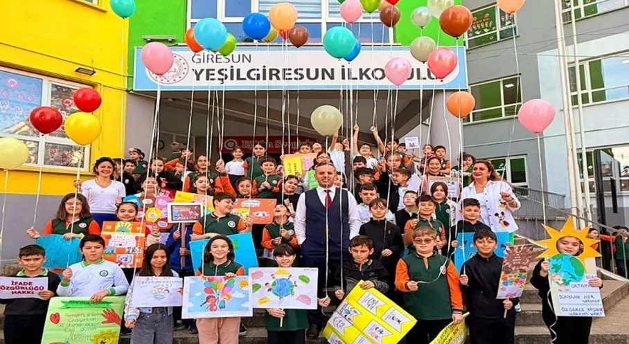 Giresun'da Öğrencilerden Filistinli Kardeşlerine Destek: 20 Kasım Çocuk Hakları Günü'nde Anlamlı Yürüyüş!
