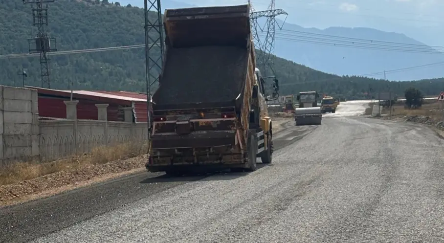 Göksun Yeniyapan Grup Yolunda Asfalt Çalışmaları Sürüyor