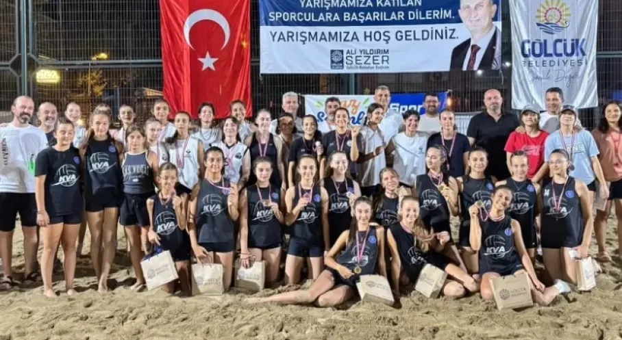 Gölcük'te Minik Voleybolcular Plajda Coştu! Ödüller Sahiplerini Buldu