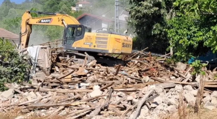 Gölcük'te Tehlikeli Binalara Savaş Açıldı! Yıkımlar Aralıksız Devam Ediyor