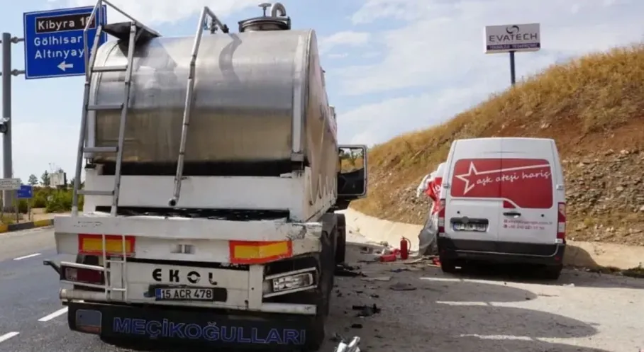 Gölhisar'da Zincirleme Kaza! Yangın Söndürme Aracı Tankere Çarptı: 1 Yaralı