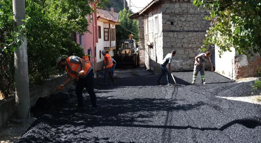 Güdül'de Asfalt Atağı: Yeşilöz Mahallesi Yepyeni Yollara Kavuşuyor!