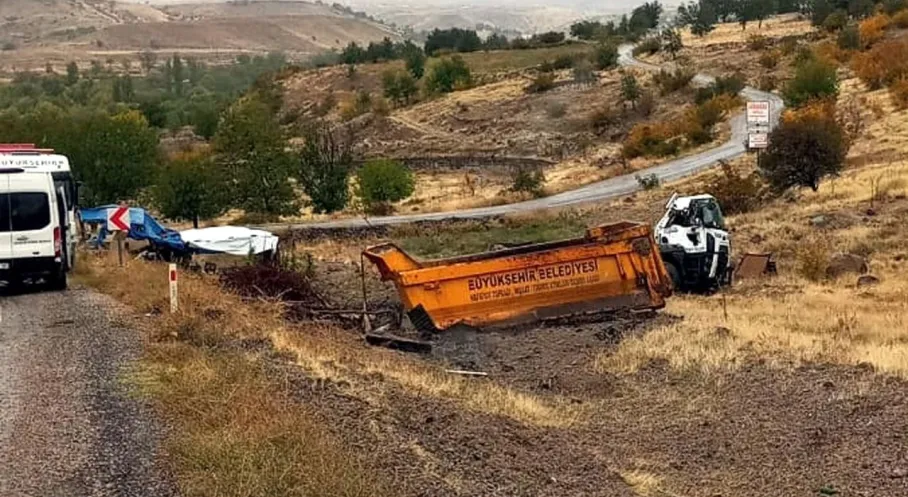 Güdül'de Kaza: Kamyon Devrildi, Sürücü Yaralı!