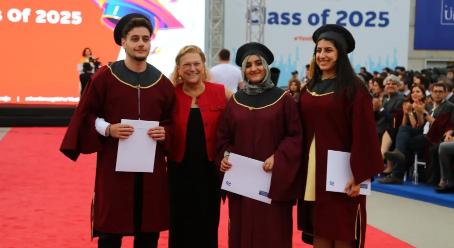 Güler Sabancı'dan Mezunlara İlham Veren Mesaj: 'Geleceğe Vicdan ve Ruh Katın!'