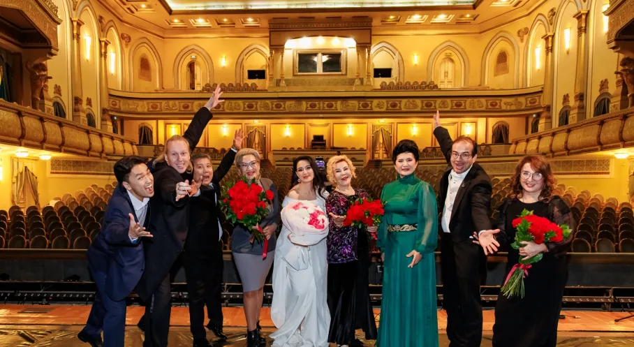 Gülsin Onay'dan Genç Yeteneklere İlham Veren Ödül: Almatı'da Unutulmaz Anlar!