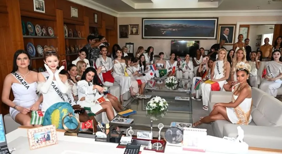 Güzellik Kraliçeleri Kemer'i Büyüledi! Antalya'da Göz Kamaştıran Ziyaret