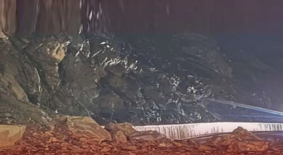 Hakkari–Van karayolu heyelan nedeniyle ulaşıma kapandı