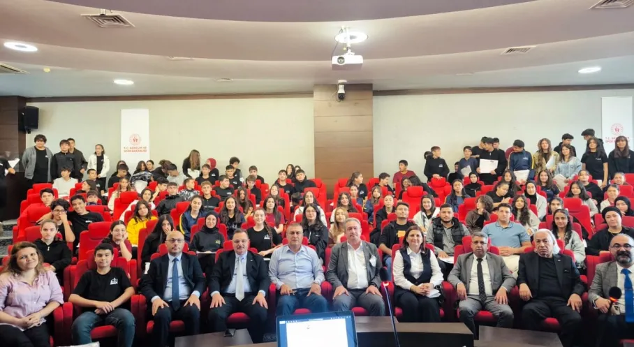 Hatay'da Gençler Kriz İletişimini Masaya Yatırdı: Uzmanlar ve Gençler Bir Arada!