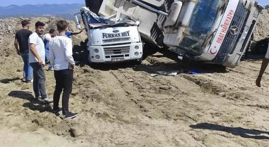 Hatay'da Kamyon Faciası: Hafriyat Kamyonu Diğerinin Üzerine Devrildi, 1 Ölü!