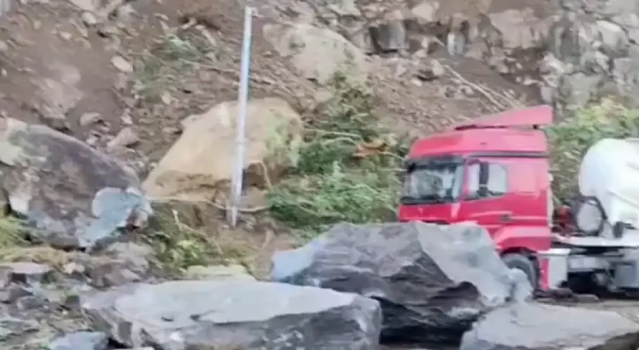 Hopa’da Heyelan: Kaya ve Taşlar Araçlara Zarar Verdi