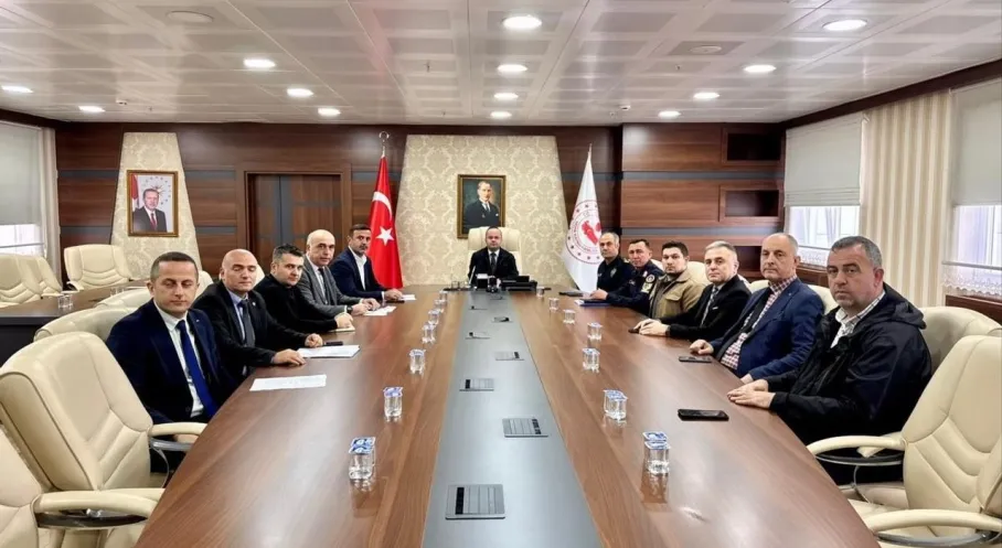 Hopa'da Kış Alarmı! Kaymakamlık'tan Kritik Toplantı