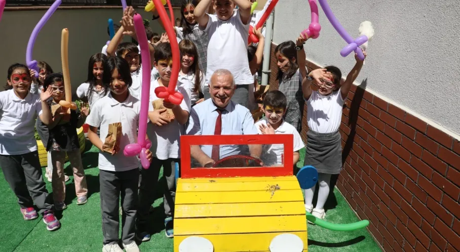 İETT'den Örnek Proje: Atıl Malzemelerle Öğrencilere Hem Oyun Hem Eğitim Alanları!