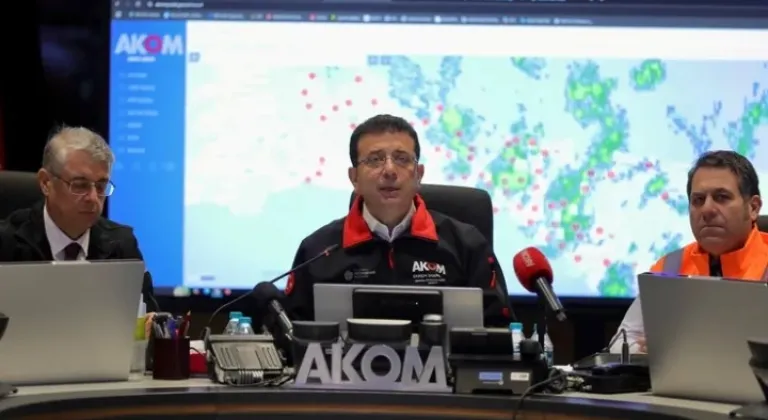 Ekrem İmamoğlu, AKOM'da İstanbul'da Yaşanan Olumsuz Hava Koşullarına Müdahaleyi İnceledi