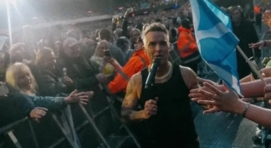 Robbie Williams'tan İstanbul'a Büyük Özür: Türk Hayranlarını Şaşırtan İtiraf!