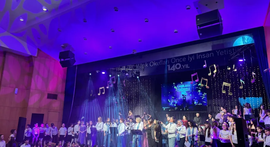 Işık Okulları'nda Tarihi Buluşma: Öğretmen, Öğrenci ve Yöneticiler Aynı Sahnede!