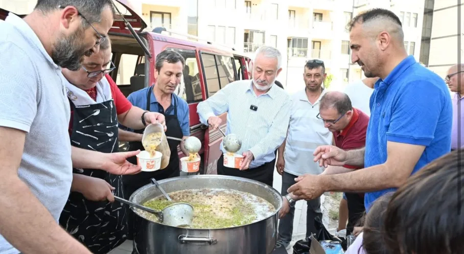 Isparta 1002 TOKİ'de Aşure Bereketi! Başkan Başdeğirmen'den Vatandaşlara İkram