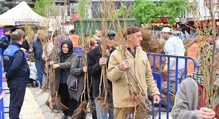 Isparta Belediyesi'nden Ücretsiz Fidan Müjdesi! Meyveler Sizden, Fidanlar Bizden!