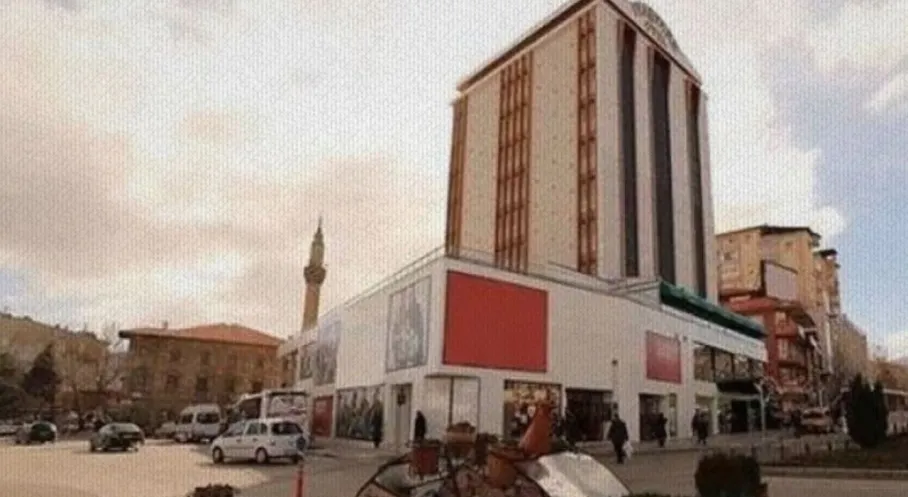 Isparta Otel Yıkılıyor: Şehrin Simgesi Tarihe Karışıyor!