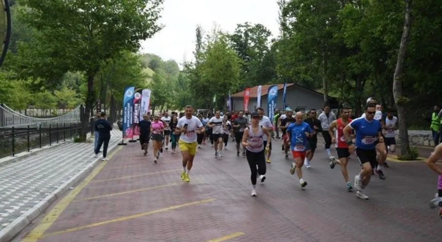 Isparta'da Gül Festivali Coşkusu: Maraton ve Bisiklet Yarışları Nefes Kesti!