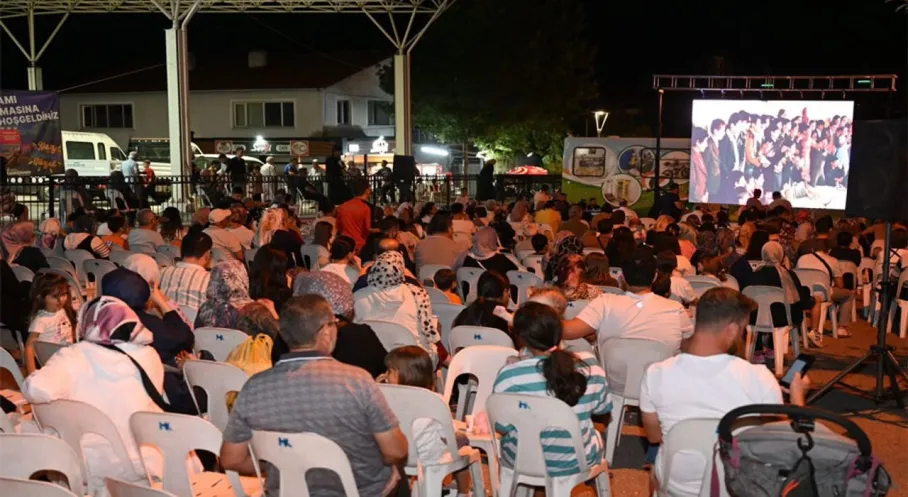 Isparta'da Mehmet Tönge Mahallesi'nde Nostalji Rüzgarı: Açık Hava Sinema Keyfi!