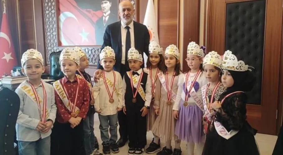 Isparta'da Minik Kalpler Kur'an'ı Hatmetti! Şehir Turuyla Kutladılar