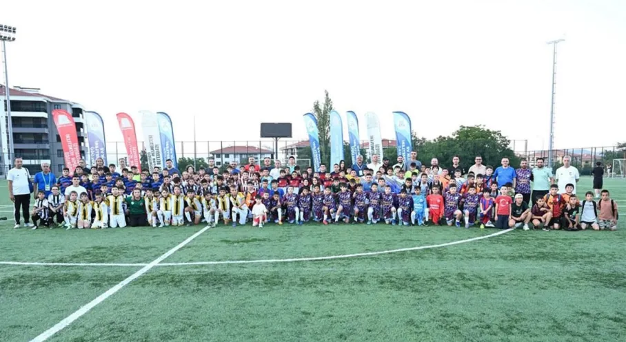Isparta'da Minik Kramponlar Sahaya İndi! Geleceğin Yıldızları Turnuvası Başladı