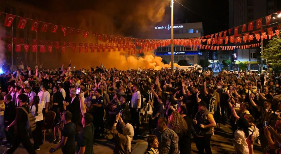 Isparta'da Şampiyonluk Coşkusu: Dev Ekranla Fenerbahçe Beko Zaferi Kutlandı!