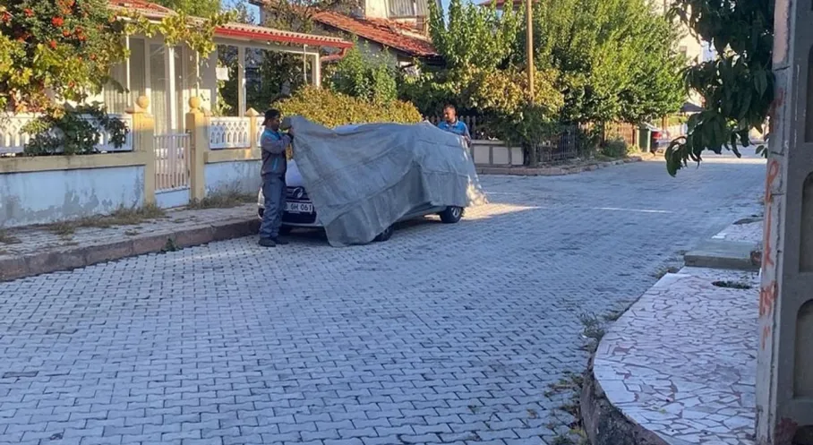 Isparta'da Temizlik Ekiplerinden Araçlara Brandalı Koruma!