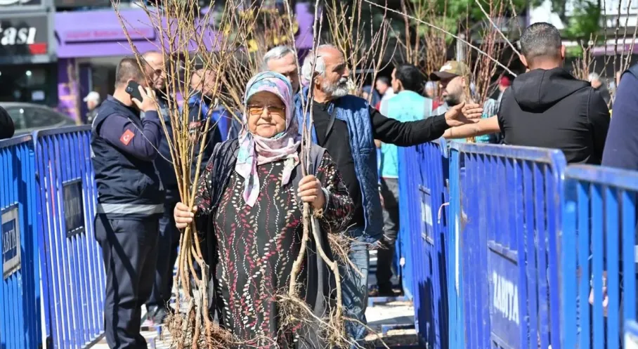 Isparta'da Ücretsiz Meyve Fidanı Dağıtımı: 15 Bin Fidan Daha Sahiplerini Buldu!