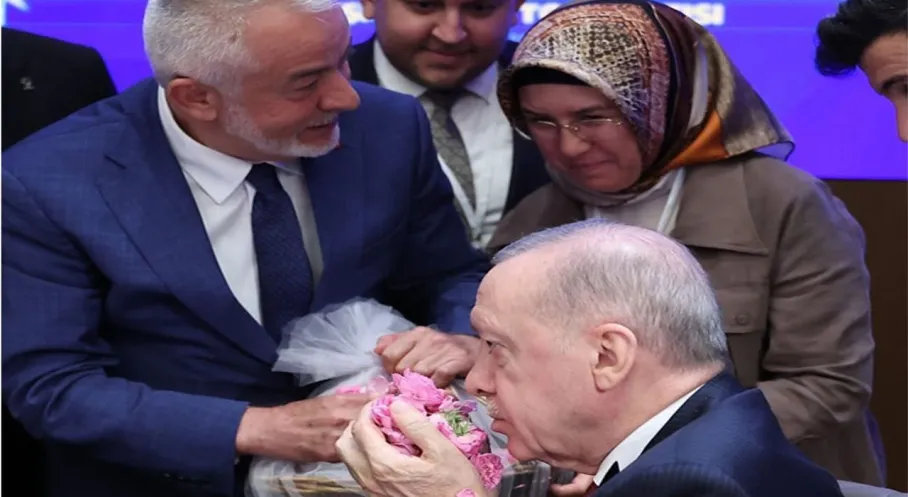 Isparta'nın Gülü Cumhurbaşkanı Erdoğan'ı Büyüledi! Başkan Başdeğirmen'den Anlamlı Takdim