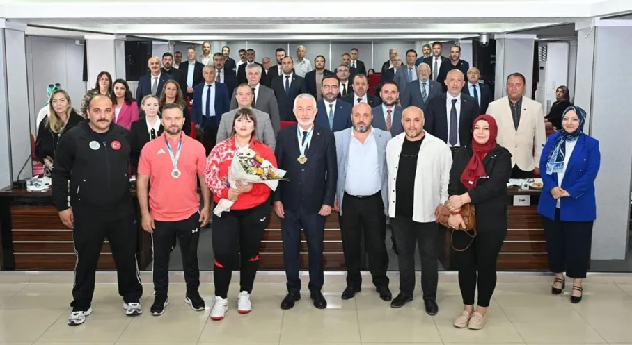 Isparta'nın Gururu Fatmagül Dünya Şampiyonu! Başkan Başdeğirmen'den Kutlama