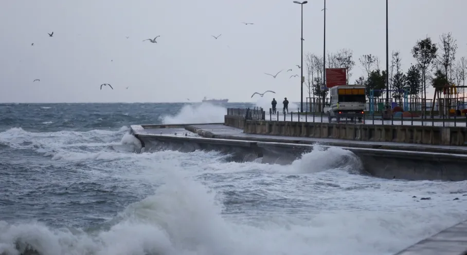 İstanbul Alarmda! AKOM'dan Kuvvetli Fırtına Uyarısı: Hayatı Felç Edecek Mi?