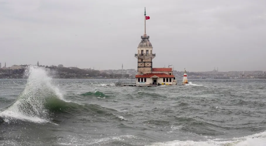 İstanbul Alarmda: AKOM'dan Pazartesi Fırtına ve Sağanak Uyarısı!