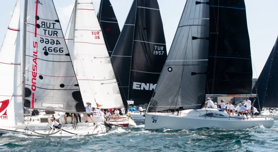 İstanbul Boğazı'nda Nefes Kesen Yarış! TAYK-Eker Olympos Regatta'da Şampiyonlar Belli Oldu