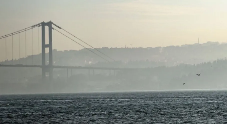İstanbul Boğazı'nda Yoğun Sis Alarmı: Köprüler Görünmez Oldu!