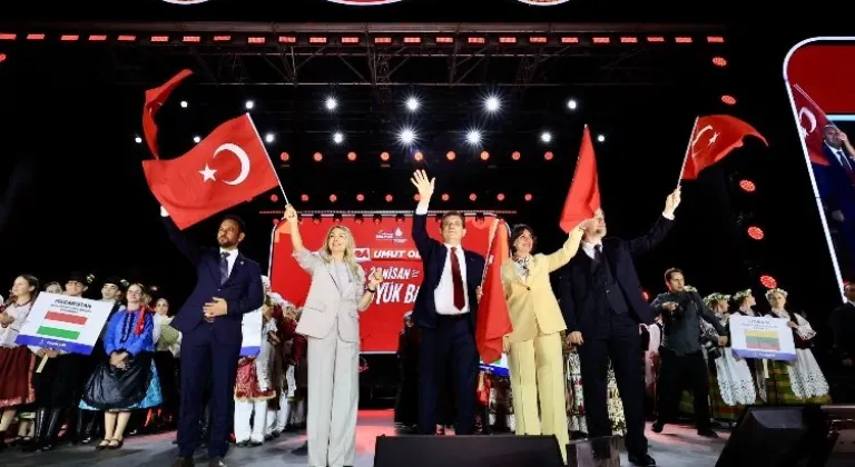 İstanbul Büyükşehir Belediye Başkanı Ekrem İmamoğlu, 23 Nisan Coşkusunu Üsküdar Meydanı'nda Kutladı