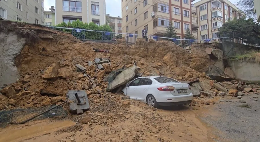 İstanbul'da Facia! İstinat Duvarı Çöktü, Araçlar Enkaz Altında!