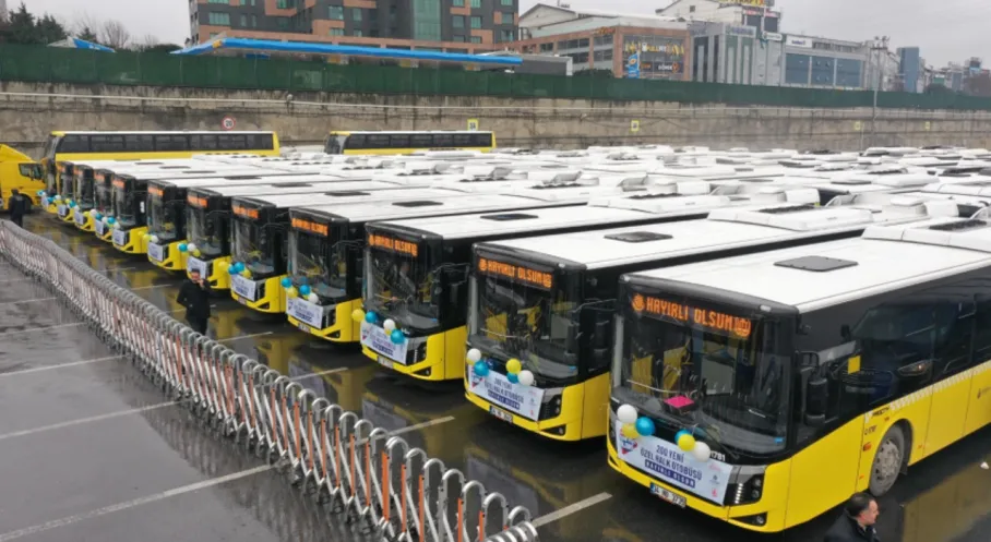 İstanbul'da Özel Halk Otobüsü Krizi: Seferler Durdu, Duraklar Tıkandı!
