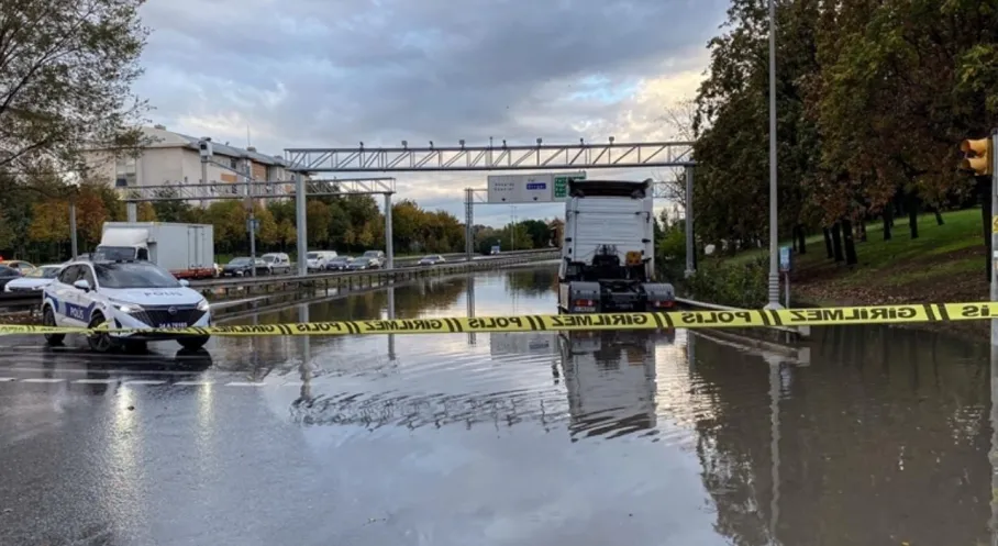 İstanbul'da Şiddetli Yağış Hayatı Durdurdu: Yollar Göle Döndü!