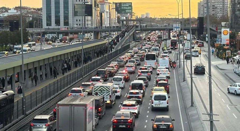 İstanbul'da Trafik Alarmı: Yoğunluk Rekor Kırdı! İşte Alternatif Yollar