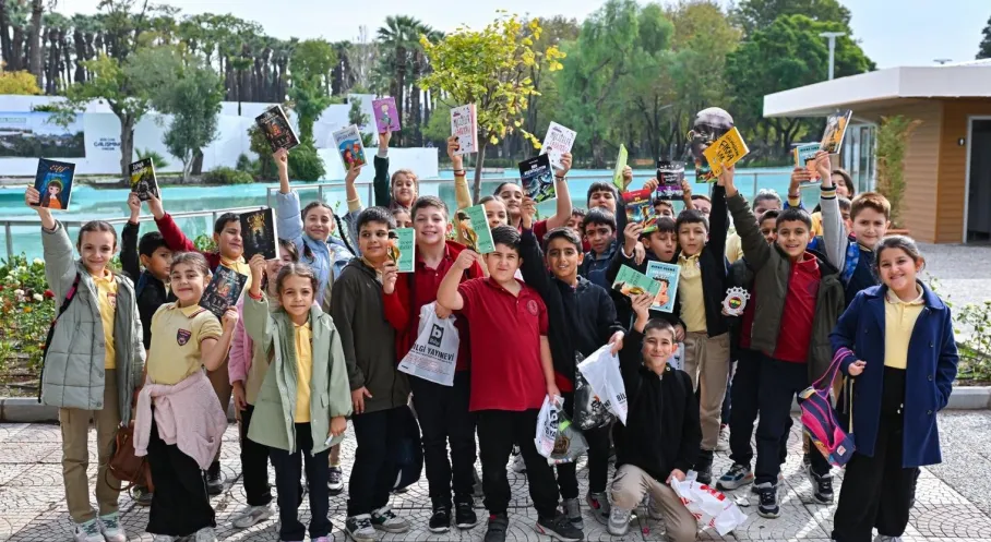 İZKİTAP'a Ziyaretçi Akını: Kitap Fuarı Rekor İlgi Görüyor!