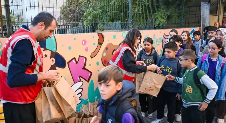 İzmir Bornova’da öğrencilere bin kumanya dağıtıldı