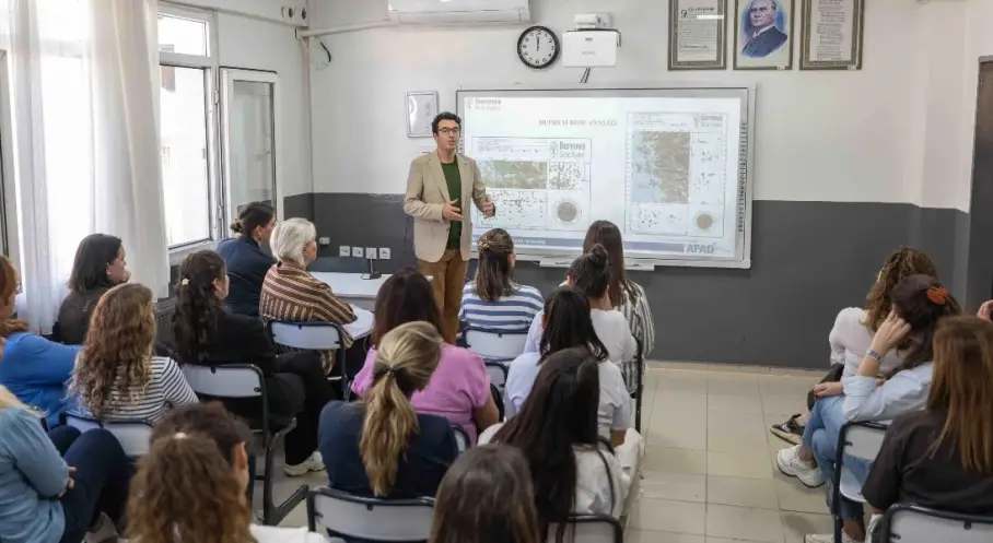 İzmir Bornova'da öğretmenlere afet bilinci eğitimi verildi