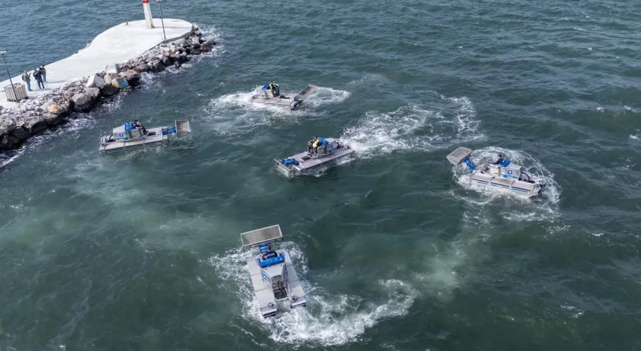 İzmir Körfezi Temizliğinde Çığır Açan Hamle: 7 Amfibi Araç Deniz Marulu Kâbusuna Son Verecek!