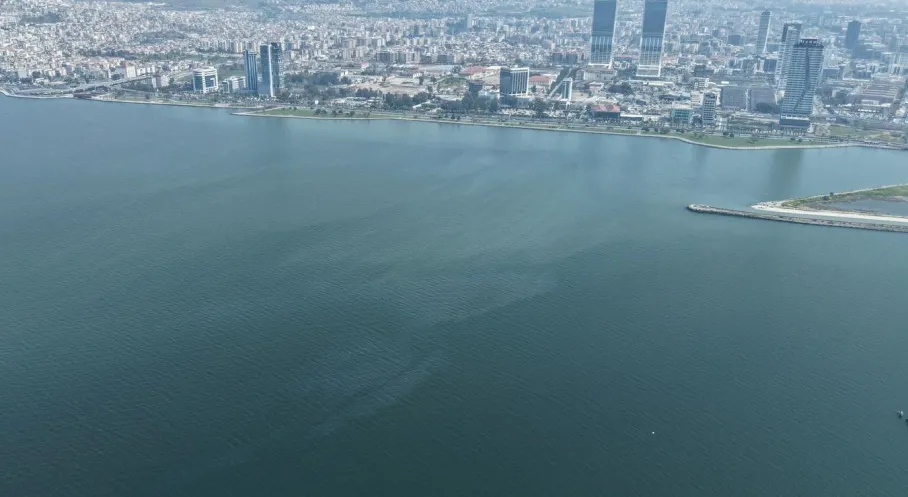 İzmir Körfezi'nde Şok Görüntüler: 8 Kez Tekrarlanan Dış Kaynaklı Kirlilik Ekosistemi Alarm Veriyor!