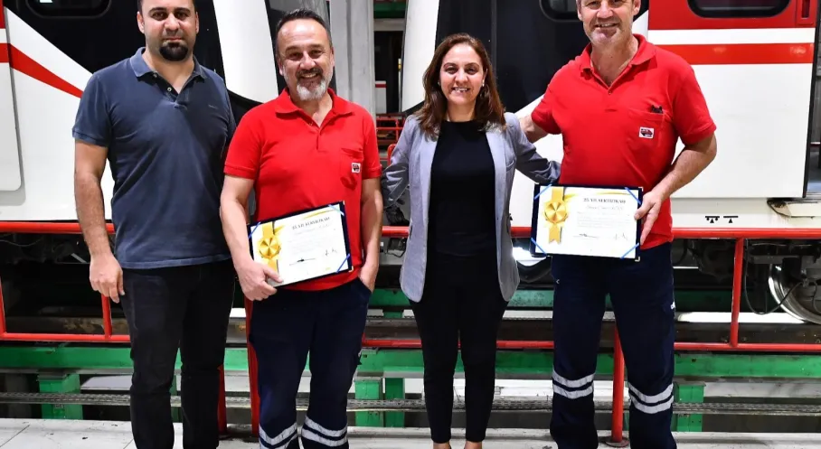 İzmir Metrosu'nda Gurur Günü: 25 Yıllık Emekçilere Vefa Töreni!