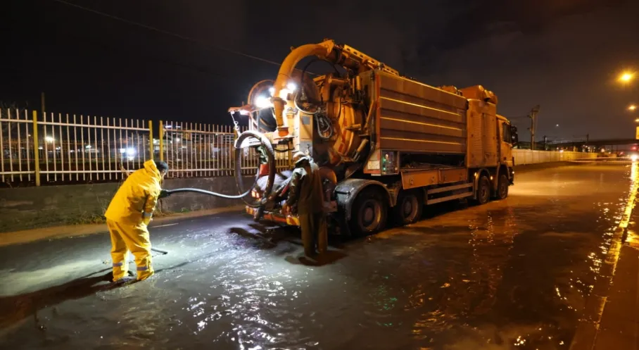 İzmir Sağanak Yağışla Boğuştu: Büyükşehir Ekipleri Gece Boyunca Teyakkuzdaydı!