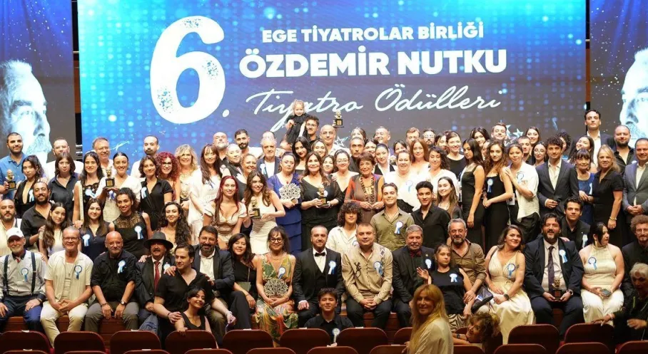 İzmir Şehir Tiyatroları'na Büyük Onur: Özdemir Nutku Ödülü Sahibi Oldu!